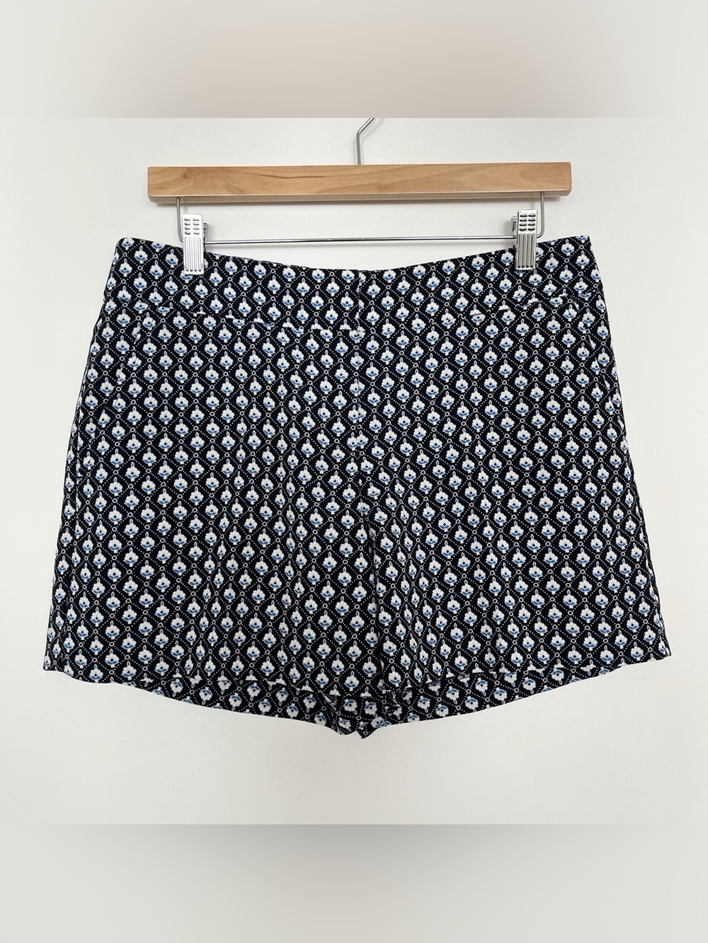 NWOT Ann Taylor Women's Shorts Size 4 Black Blue Floral Resort Beach Vacation
